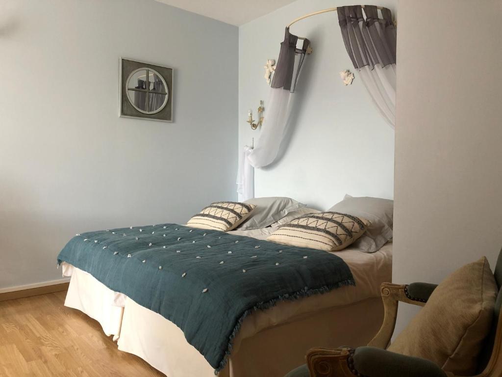 Chambre Bleue — le lit